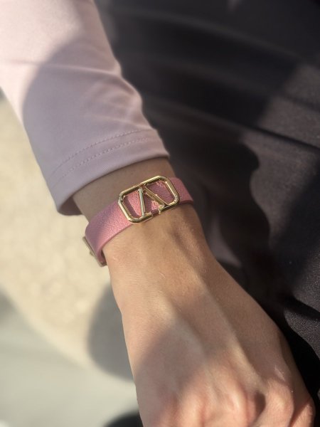 اسوارة جلد من فالنتينو لون زهر